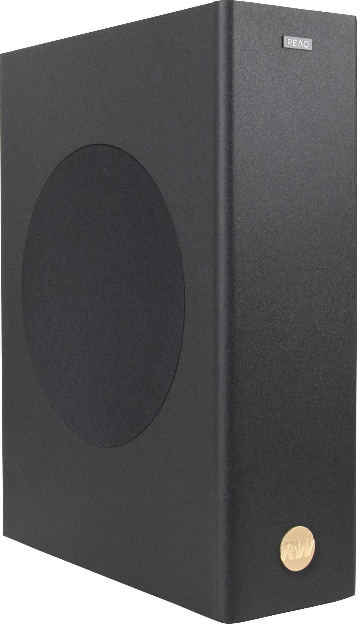Un subwoofer nero con un altoparlante circolare e il marchio PEAQ in alto. Un logo dorato in basso.