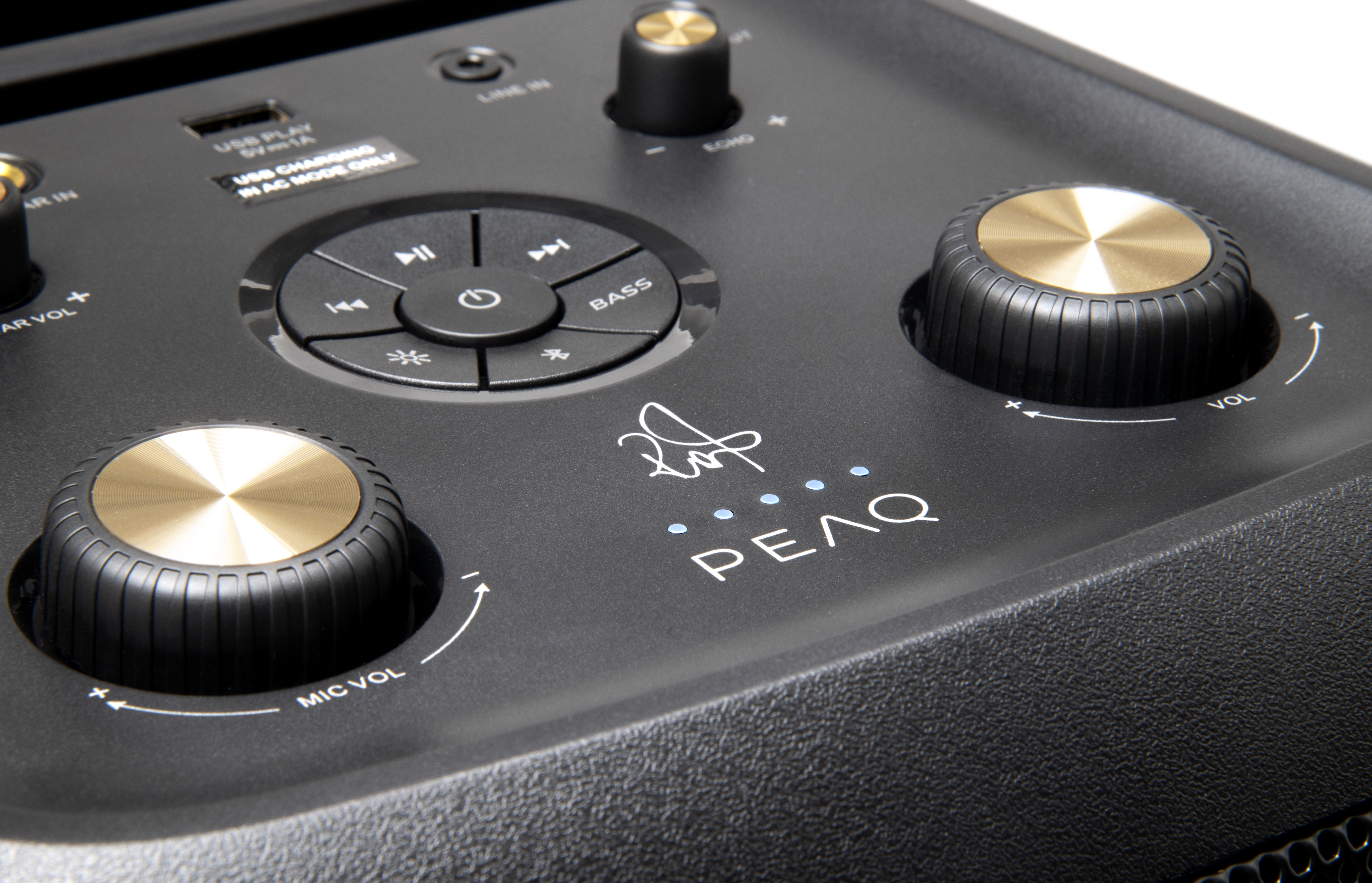 Gros plan d'un appareil audio noir avec des boutons, des molettes et la marque PEAQ. Les commandes incluent le volume et les basses.