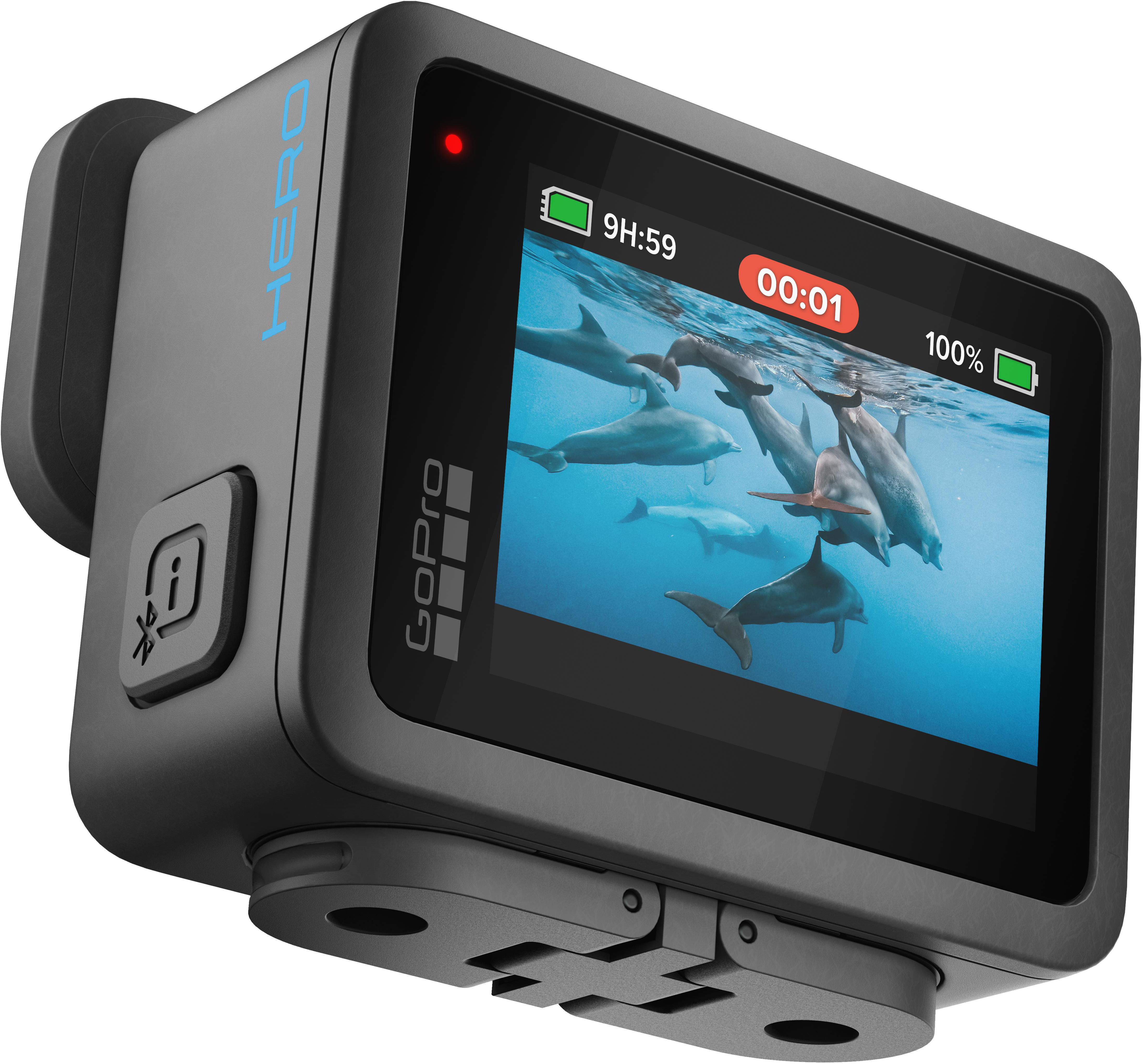 Egy fekete GoPro kamera kék vízben delfineket jelenít meg. Egy piros lámpa világít, a képernyőn az idő és az akkumulátor látható.