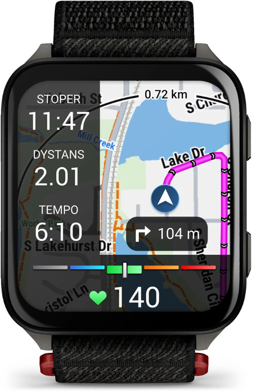 Smartwatch wyświetlający mapę z trasą, dystansem, czasem i tętnem. Zegarek ma czarny pasek i cyfrowy wyświetlacz.