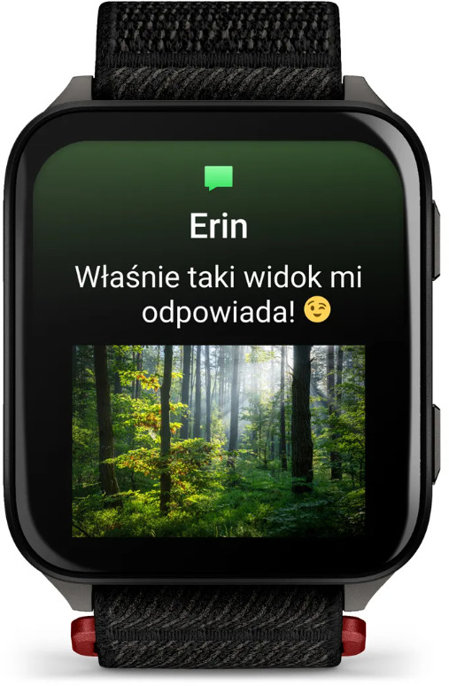 Smartwatch wyświetla wiadomość od Erin z obrazem lasu. Wiadomość brzmi: 'Ten widok jest dla mnie idealny!'