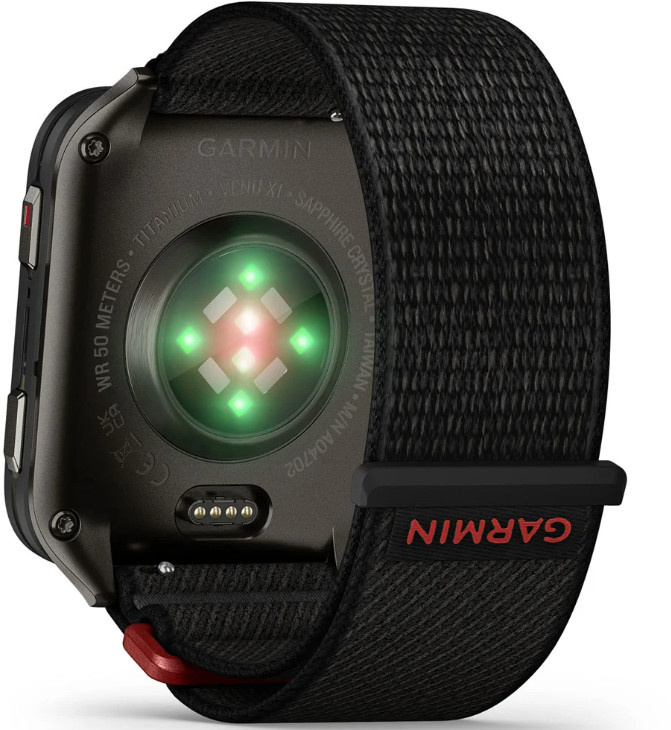 Widok z tyłu smartwatcha Garmin z czarnym paskiem. Zegarek ma ciemnoszarą obudowę z czujnikiem tętna.