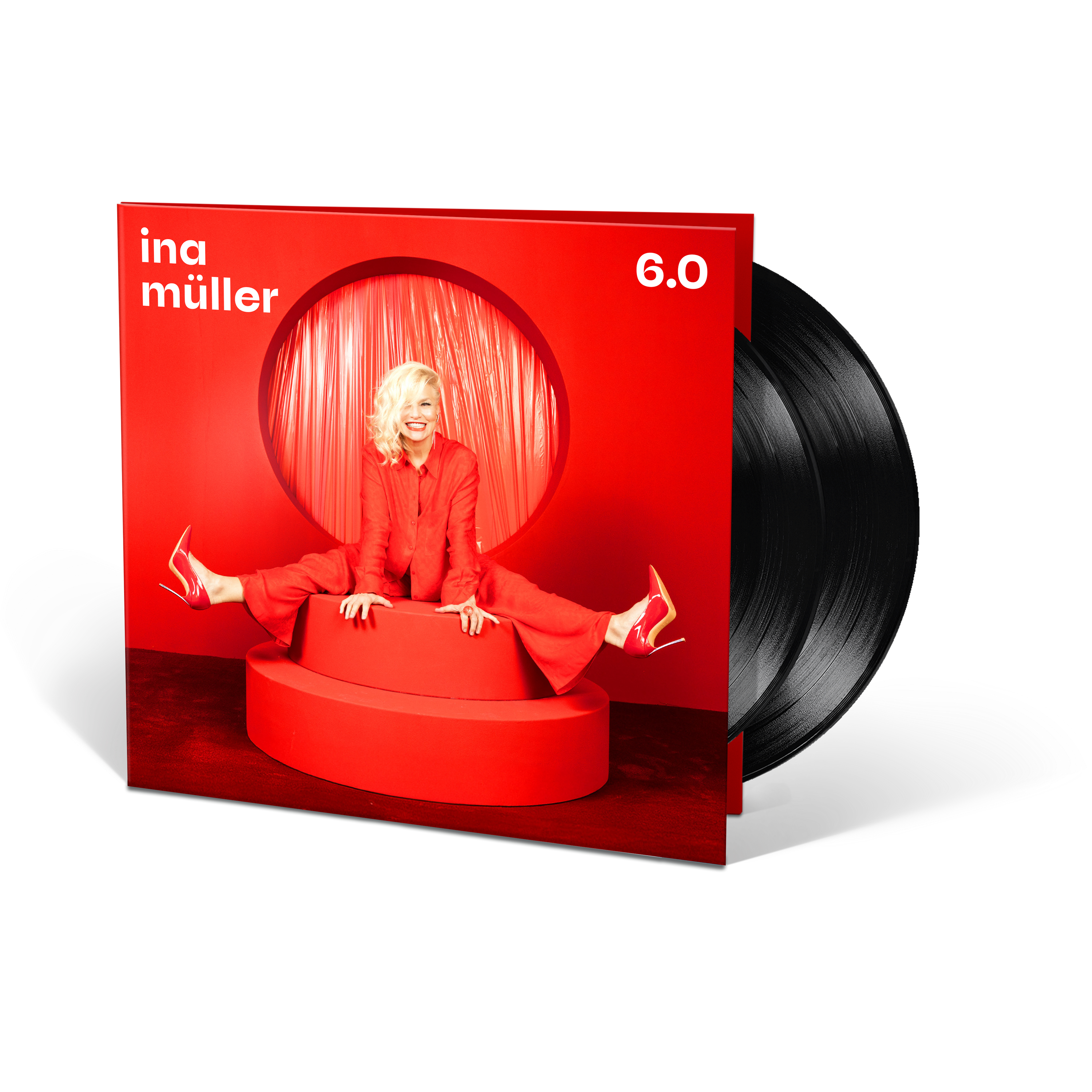 Albumcover von Ina Müller. Sie trägt ein rotes Outfit und sitzt auf roten Podesten. Schwarze Schallplatten sind sichtbar.