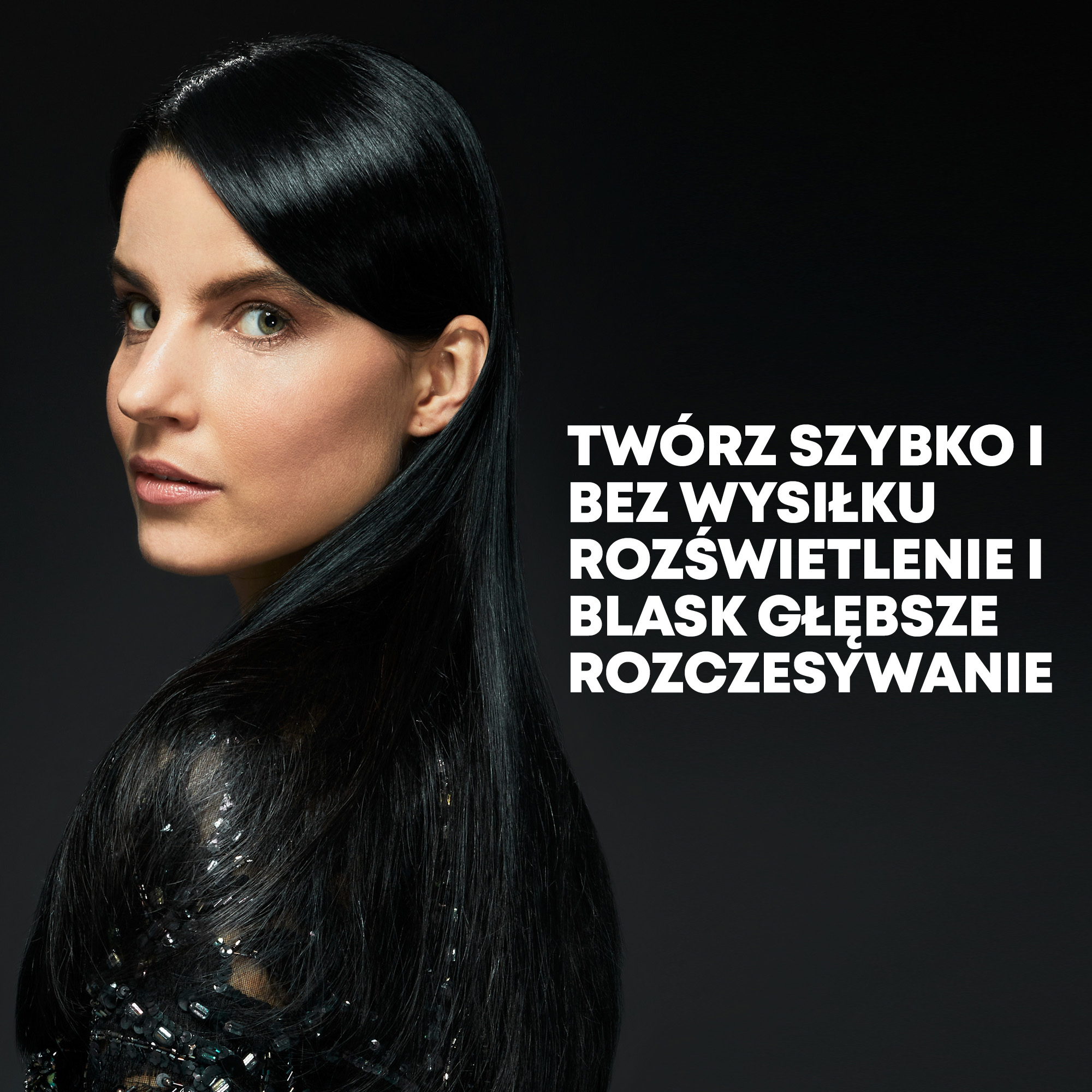 Kobieta z czarnymi włosami patrzy przez ramię. Czarne tło z polskim tekstem o blasku.