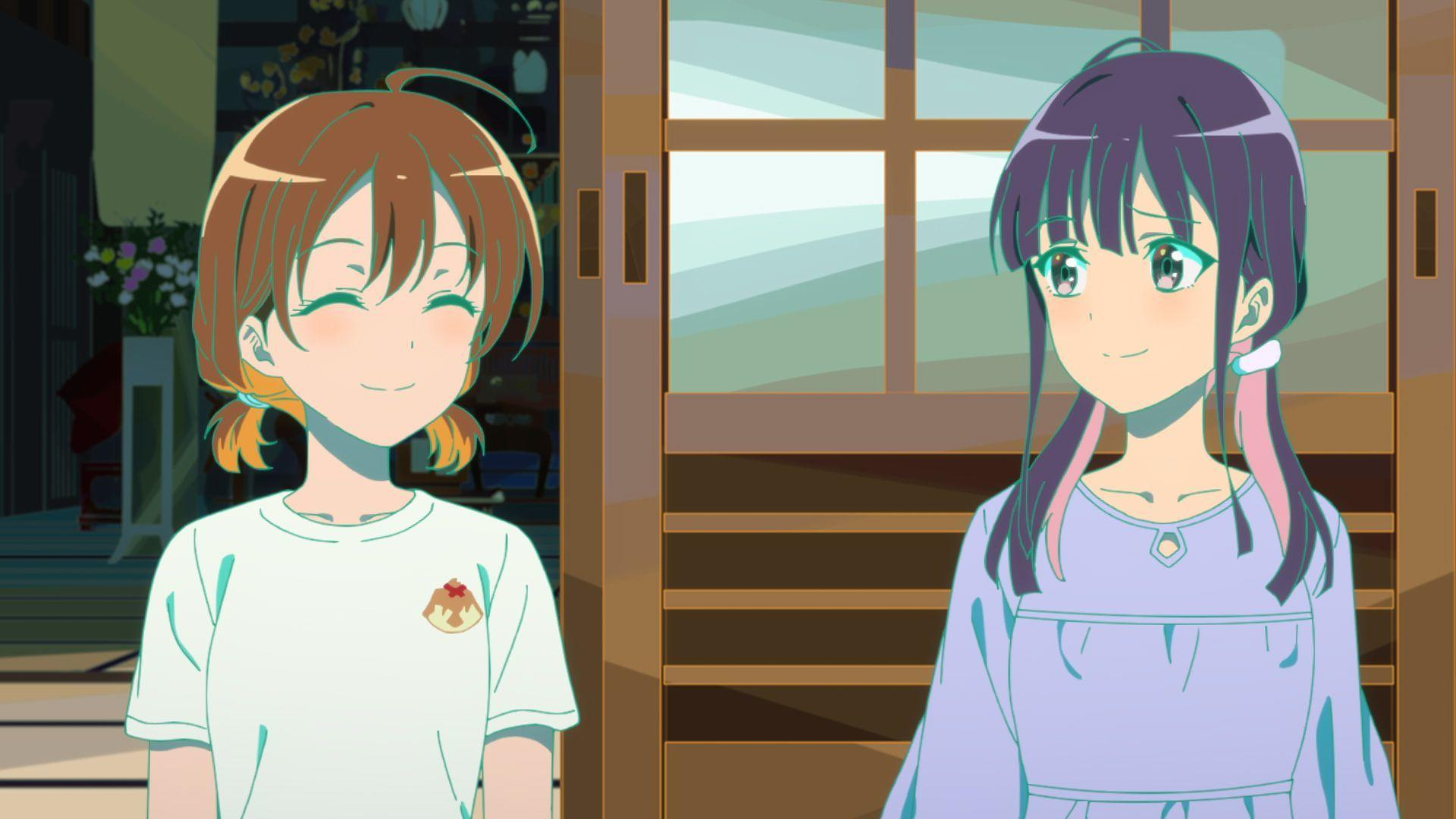Zwei Anime-Mädchen lächeln. Eines mit braunen Haaren und weißem Hemd, das andere mit lila Haaren und hellblauem Kleid, stehen neben einer Tür.