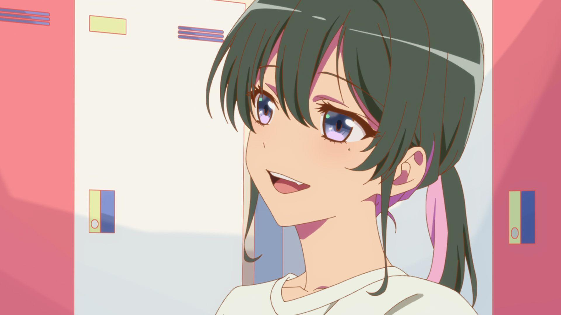 Anime-Mädchen mit grünen Haaren, lila Augen und weißem Hemd lächelt. Rosa und weißer Hintergrund mit geometrischen Formen.