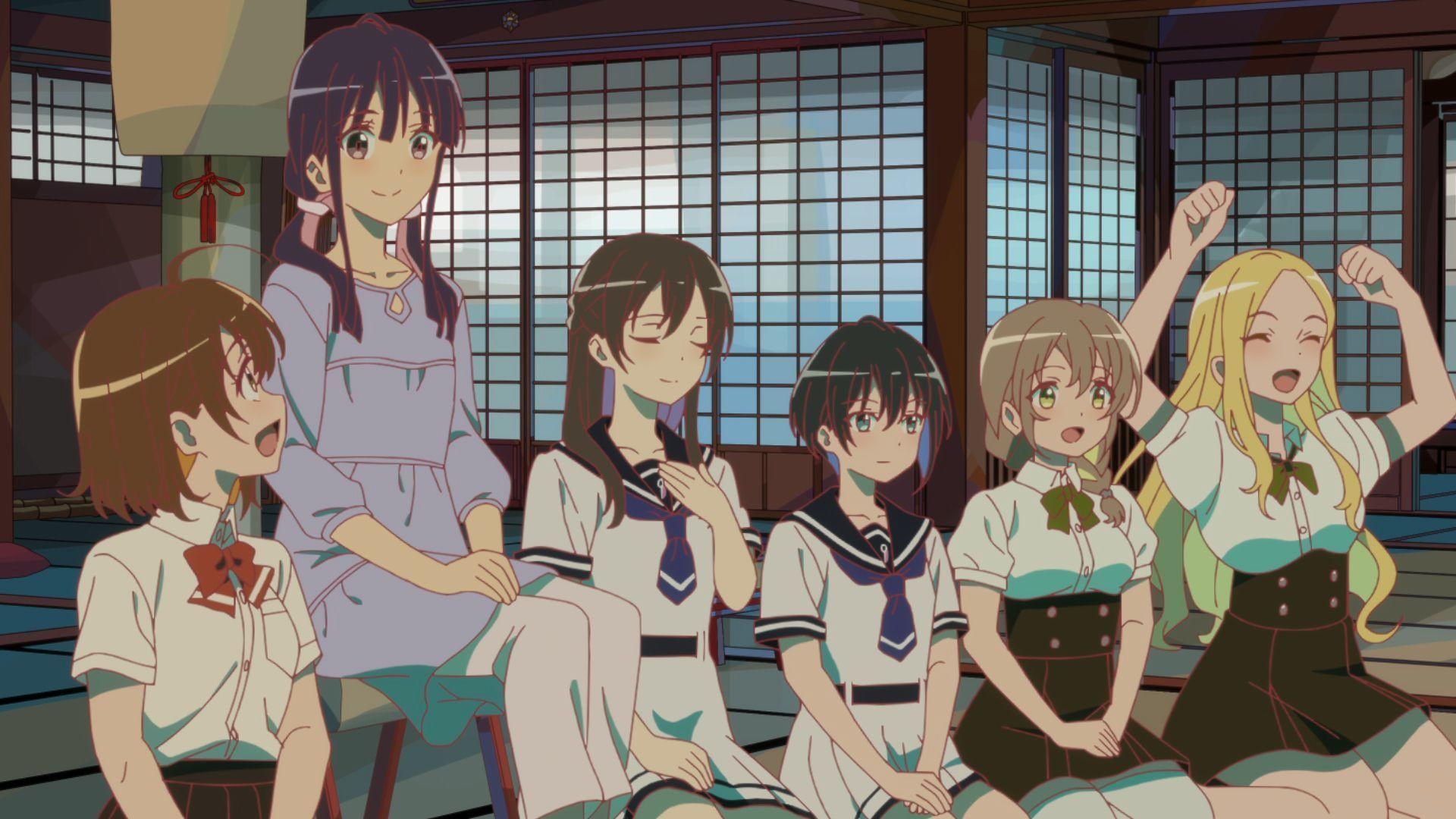 Anime-Bild von sechs Mädchen in einem Innenraum. Sie tragen verschiedene Outfits und haben unterschiedliche Ausdrücke. Der Hintergrund hat eine Holzstruktur.