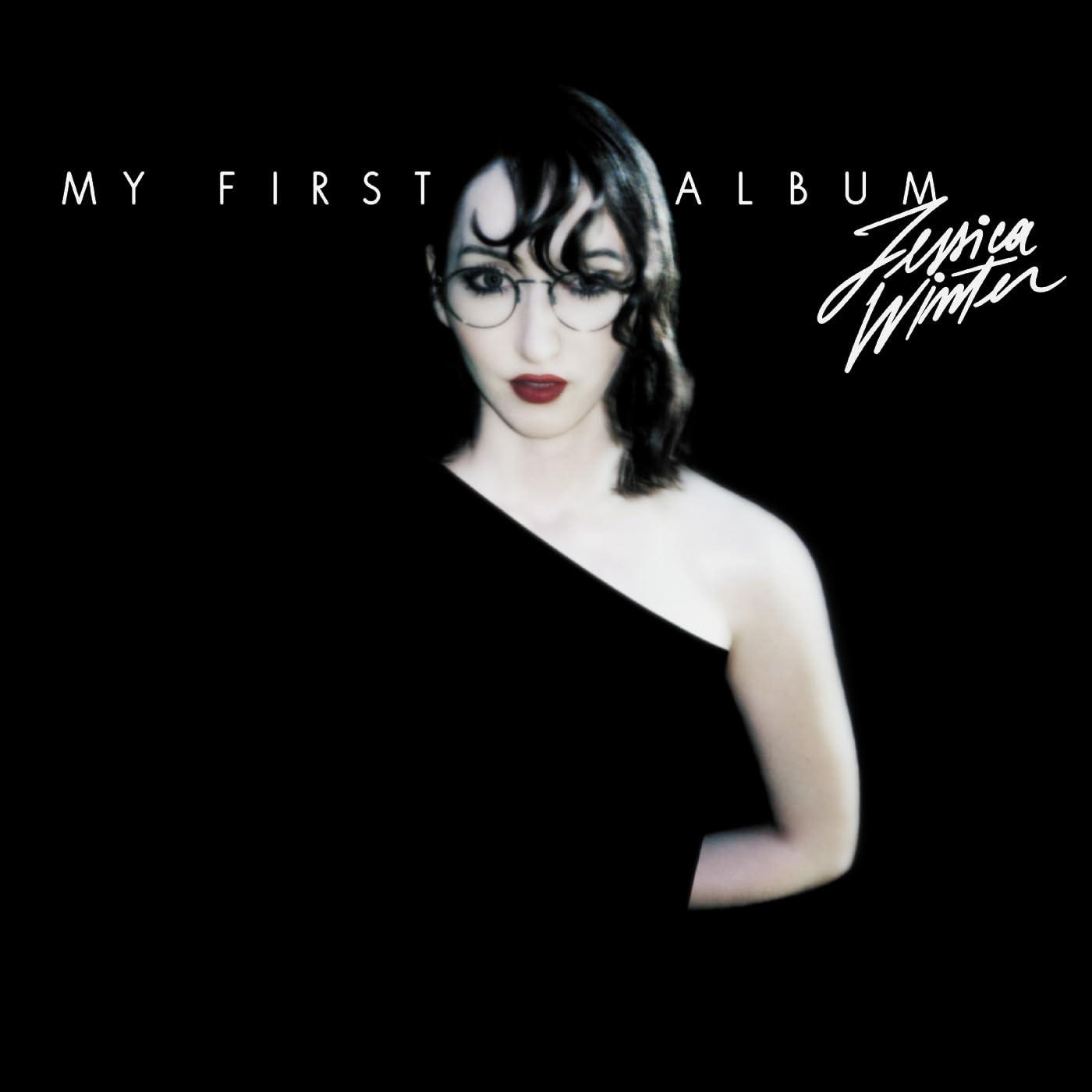 Albumcover: Frau mit Brille, rotem Lippenstift, schwarzem Kleid. Text: "My First Album" und "Jessica Winter".