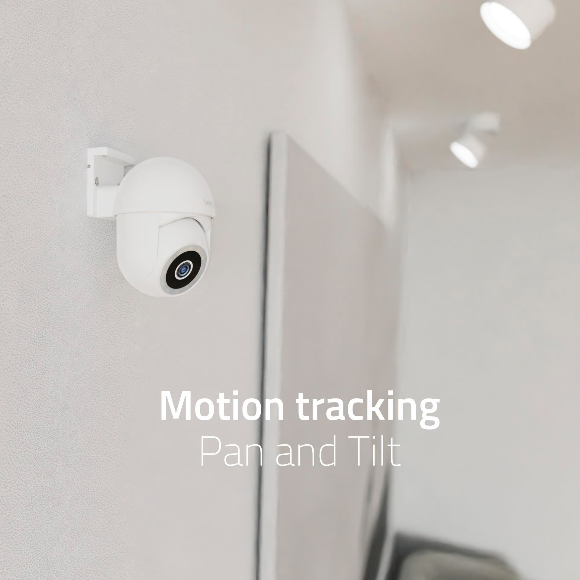 Eine weiße Überwachungskamera ist an einer weißen Wand montiert, darunter der Text 'Motion Tracking Pan and Tilt'.