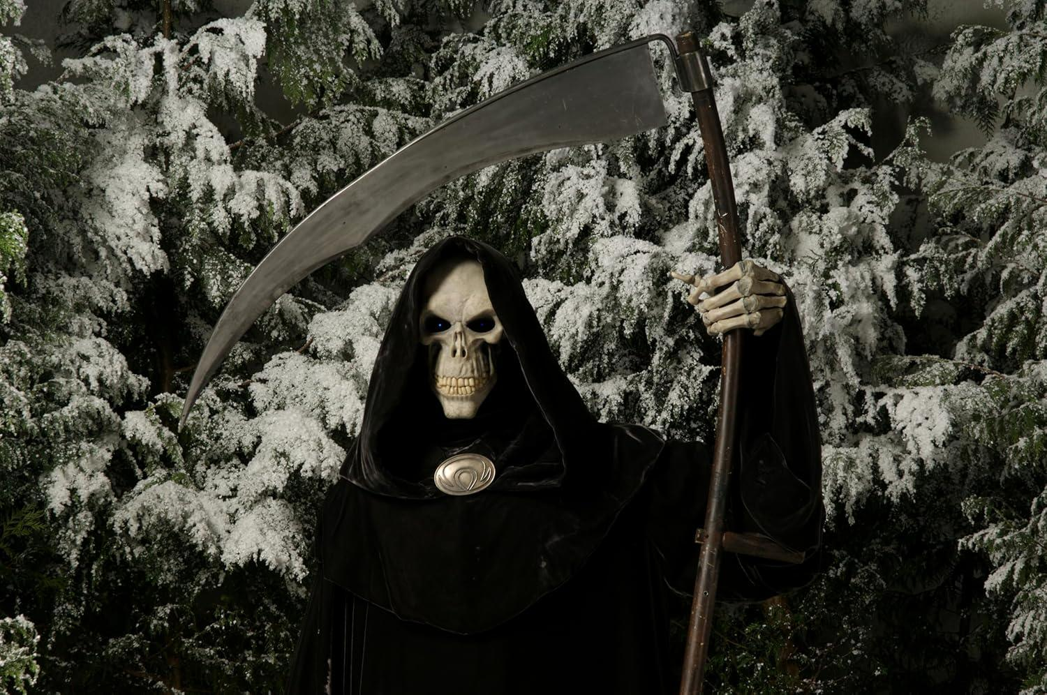 Eine Sensemannfigur mit einer Sense steht vor einem schneebedeckten Hintergrund. Der Sensenmann trägt eine schwarze Robe und hat ein Skelettgesicht.
