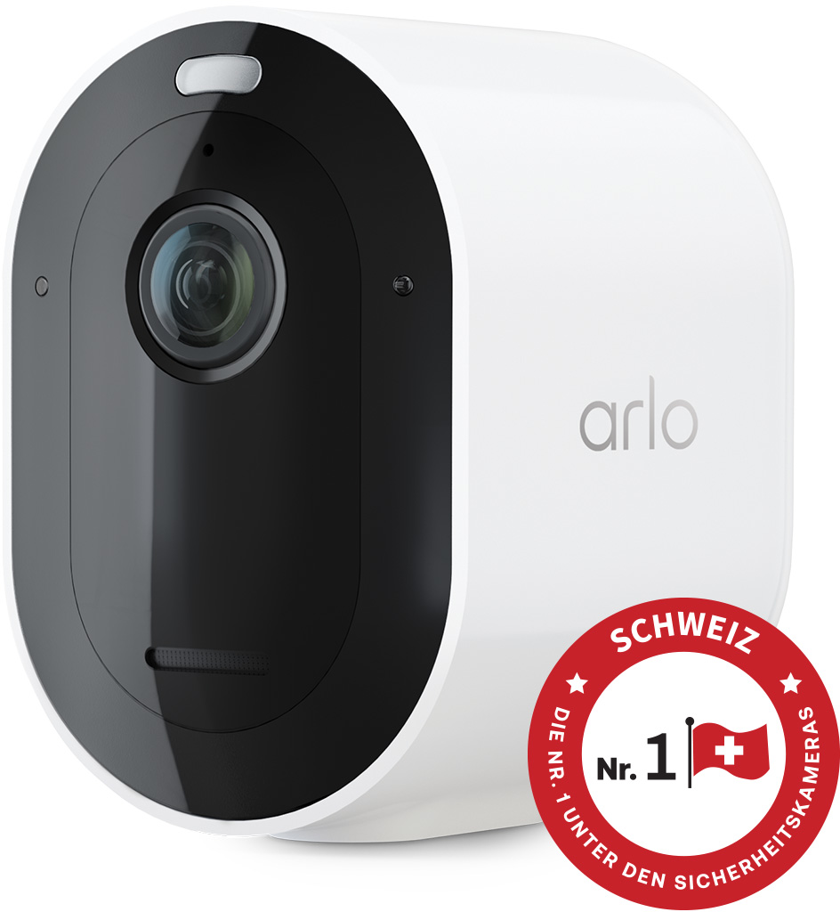 Une caméra de sécurité Arlo blanche avec une façade noire et le logo Arlo sur le côté, avec un badge du drapeau suisse.