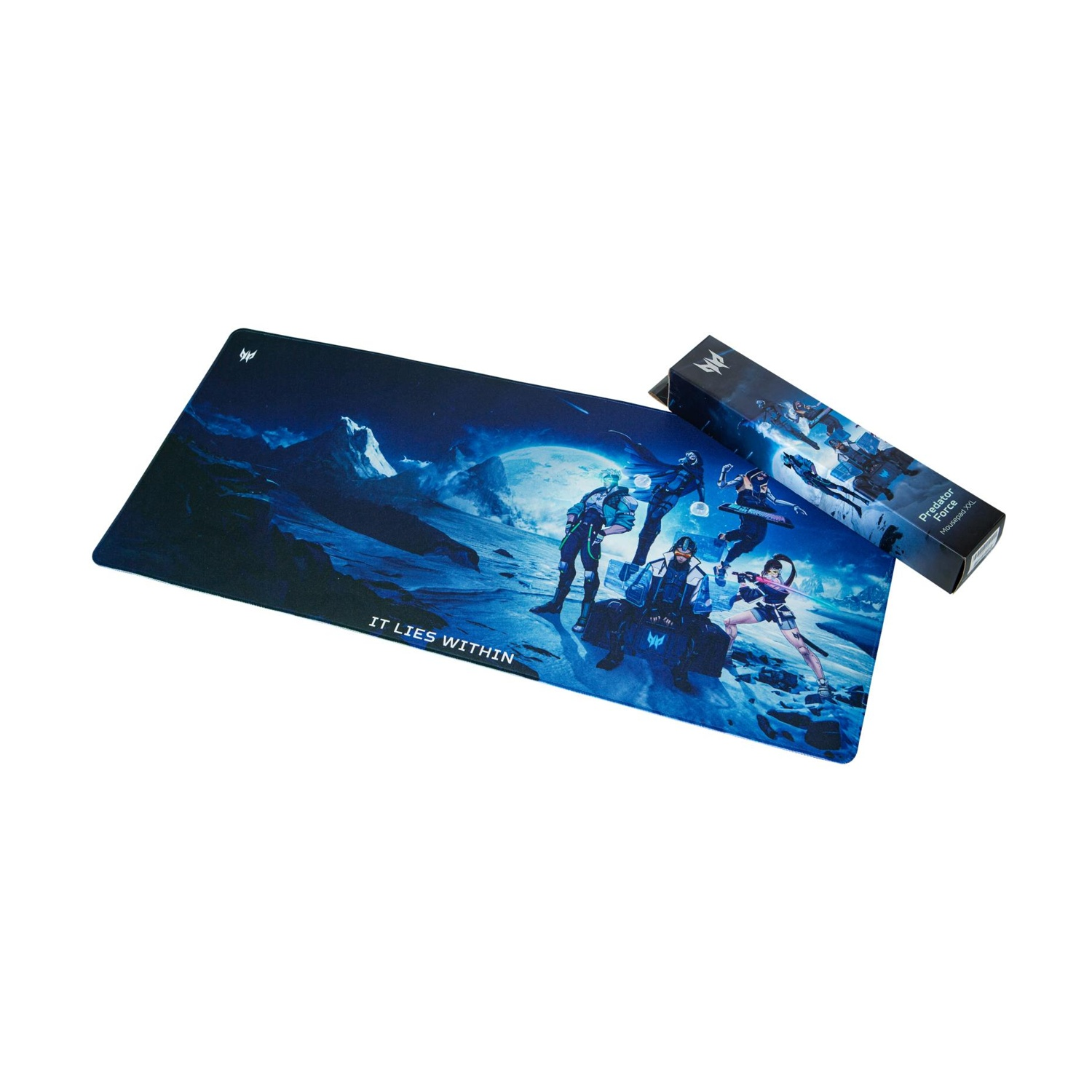 Un tappetino per il mouse e una scatola con un design blu. Il tappetino presenta una scena fantascientifica con figure. La scatola dice 'Predator Force'.
