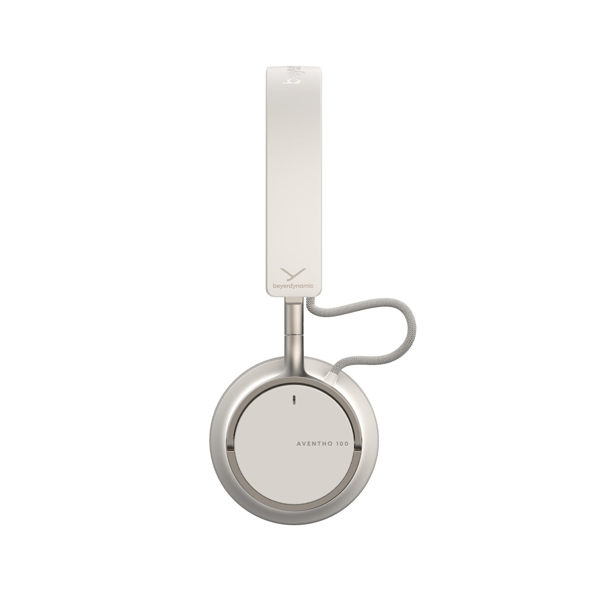Weiße und silberne Kopfhörer. Auf dem Kopfband steht 'beyerdynamic'. Auf den Ohrmuscheln steht 'AVENTHO 100'.