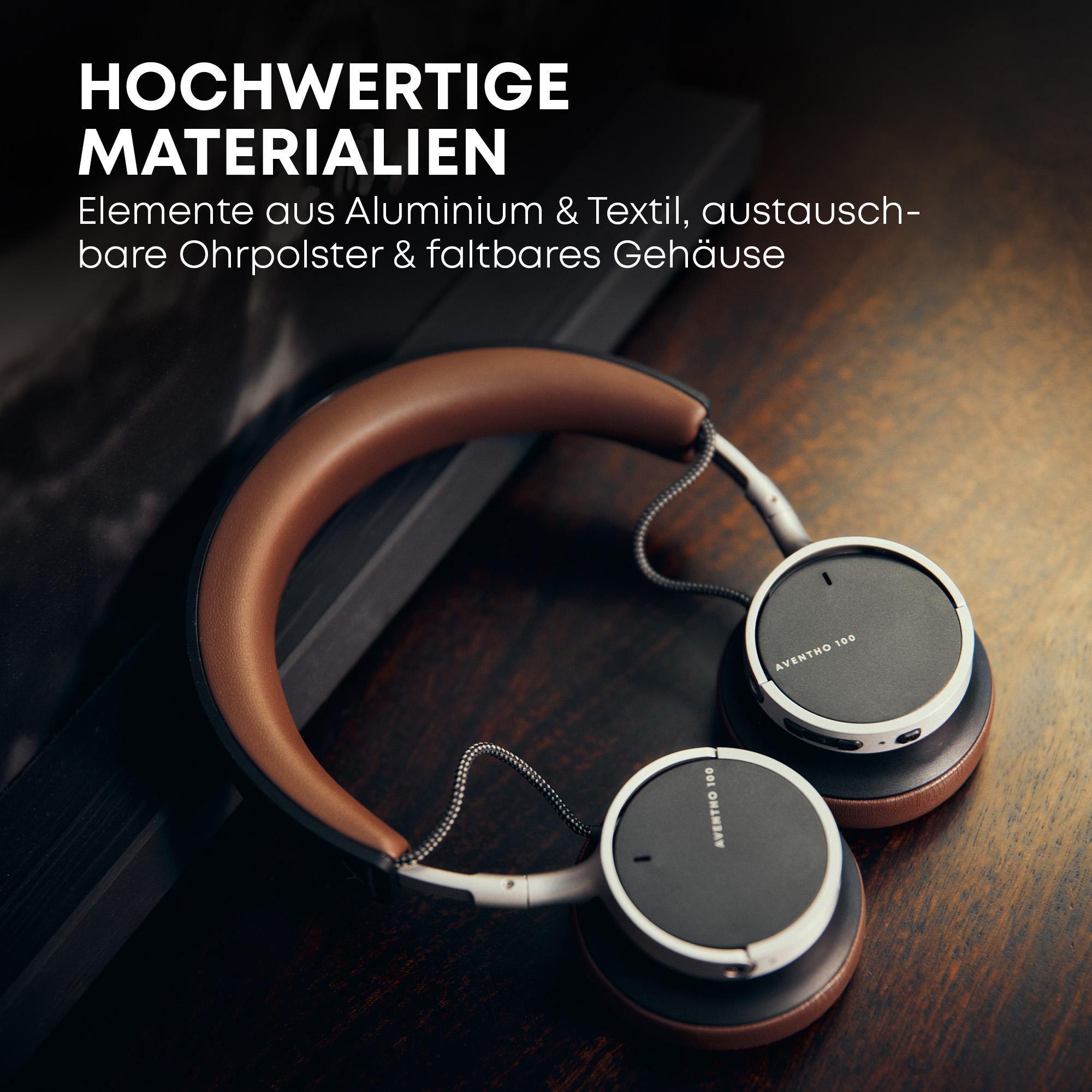 Kopfhörer mit braunem Leder und silbernen Akzenten auf Holz. Text: 'Hochwertige Materialien'.