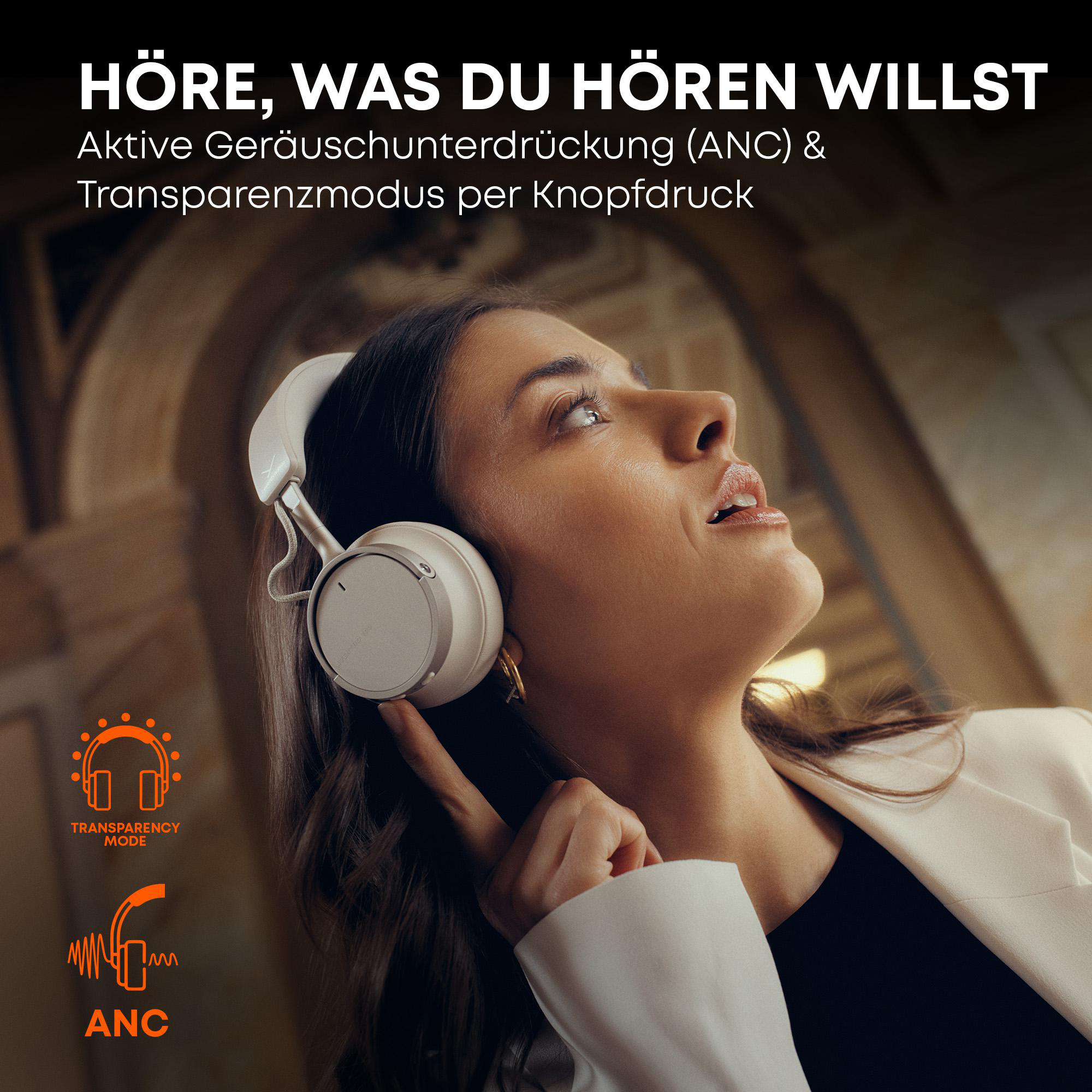 Eine Frau mit weißen Kopfhörern blickt nach oben. Text auf Deutsch: Hören Sie, was Sie wollen. ANC & Transparenzmodus.
