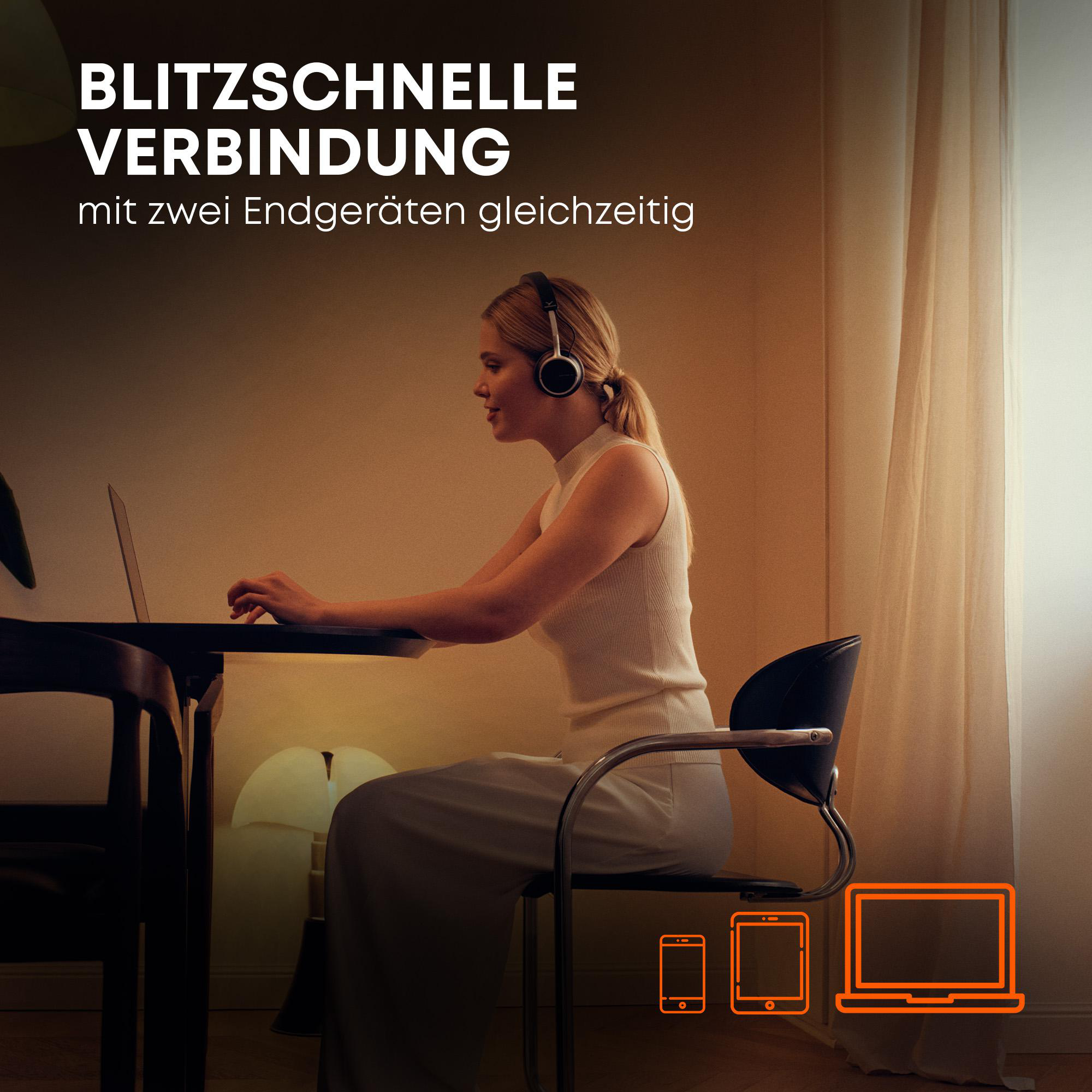 Eine Frau mit Kopfhörern arbeitet an einem Laptop. Orangefarbene Symbole von Geräten befinden sich unten.