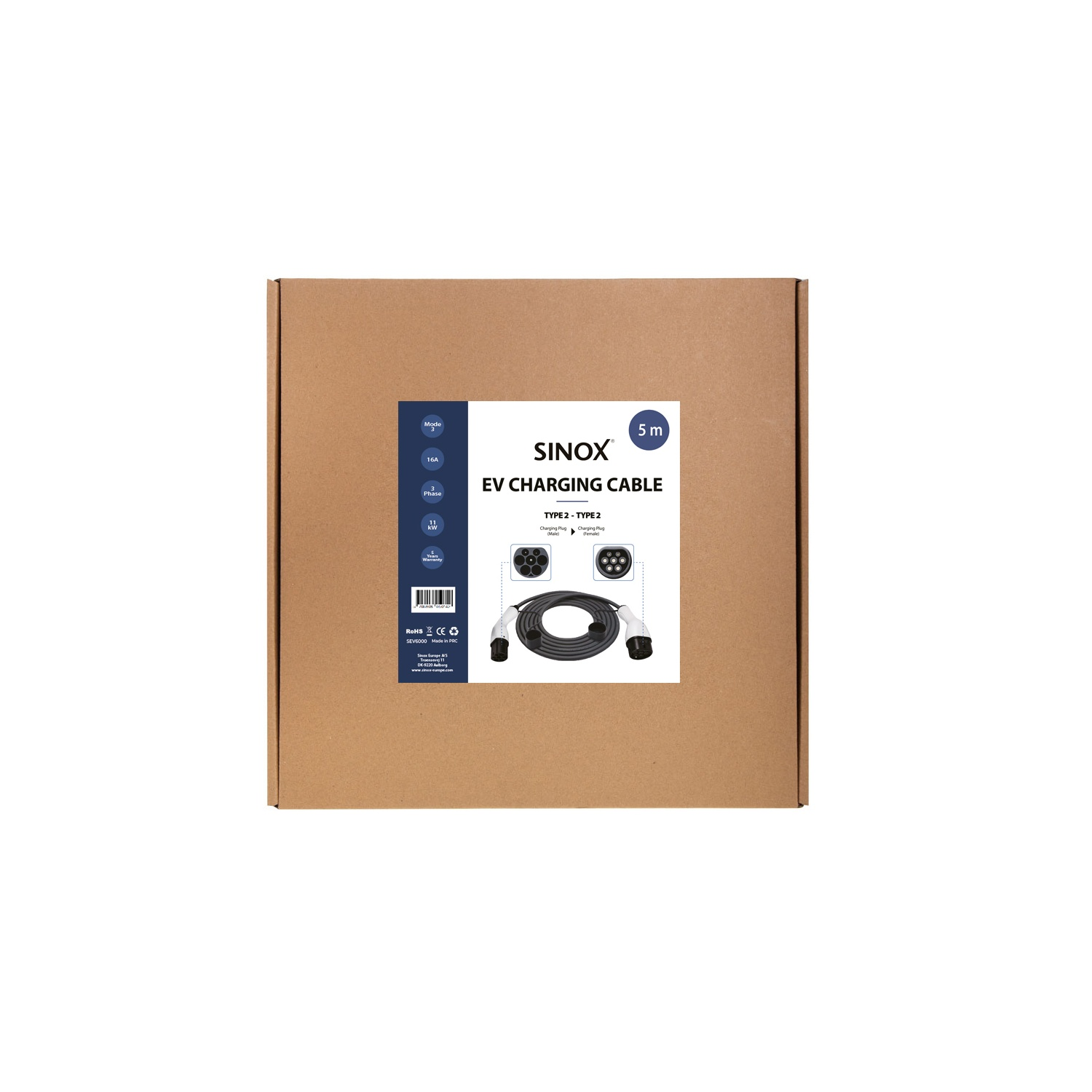 Une boîte en carton avec une étiquette de produit de câble de charge EV. L'étiquette montre un câble noir avec des prises, la marque 'SINOX' et des spécifications.