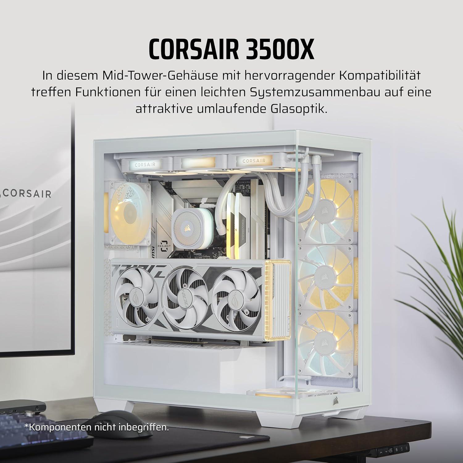 Ein weißes Corsair 3500X-Computergehäuse mit internen Komponenten wie Lüftern und Glas, das auf einem Schreibtisch steht.