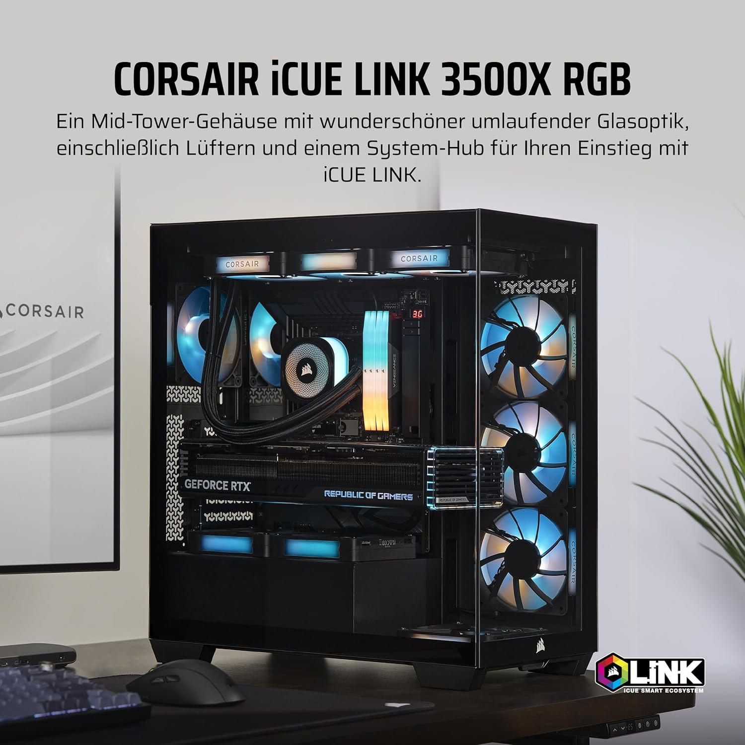 Ein schwarzes PC-Gehäuse mit Glasplatten, RGB-Lüftern und Komponenten im Inneren. Das Gehäuse steht auf einem Schreibtisch mit Tastatur und Maus.