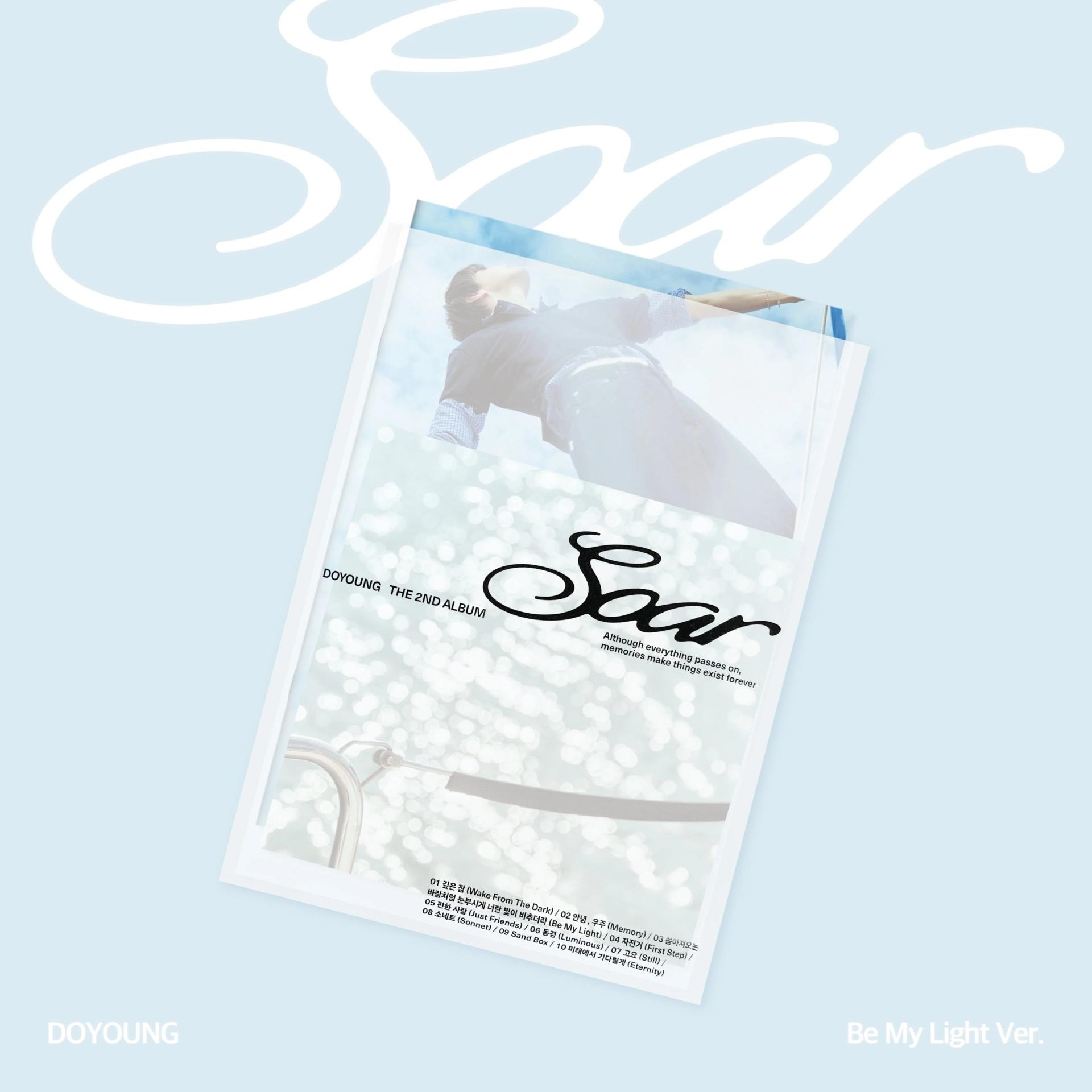 Albumcover, Doyoung, Titel "Soar". Zeigt eine Person, die nach oben schaut, blauer Himmel und Albumdetails.
