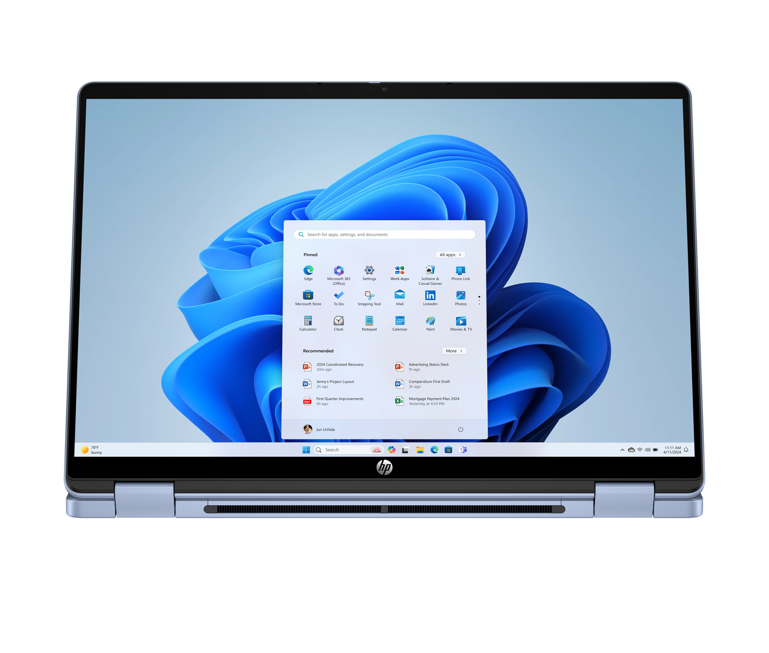 Un portátil muestra el escritorio de Windows 11. Un menú de inicio está abierto mostrando aplicaciones y archivos recomendados, con el logo de HP abajo.