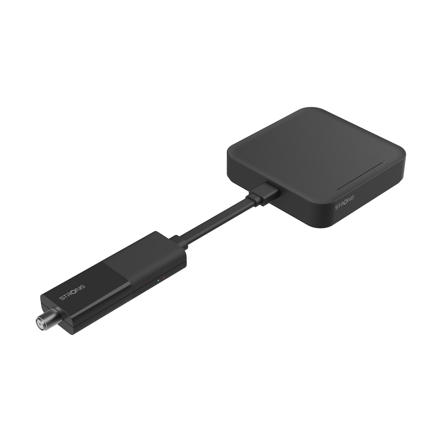 Un ricevitore digitale Strong nero con un cavo e una piccola scatola quadrata. Lo sfondo è bianco.