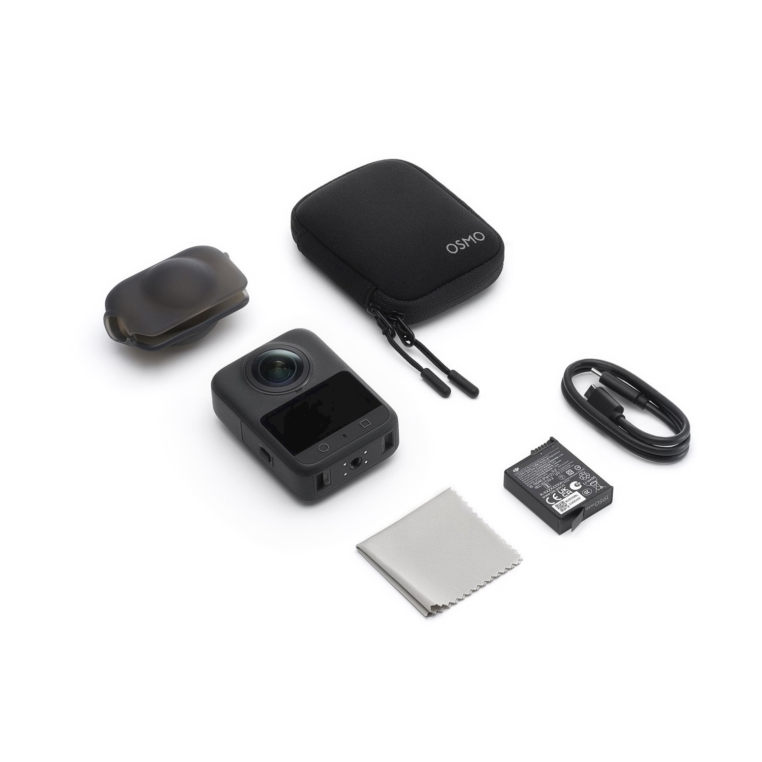 Ein schwarzes Action-Kamera-Kit auf Weiß. Enthält Kamera, Gehäuse, Abdeckung, Akku, Tuch und Kabel. Die Marke 'Osmo' ist sichtbar.