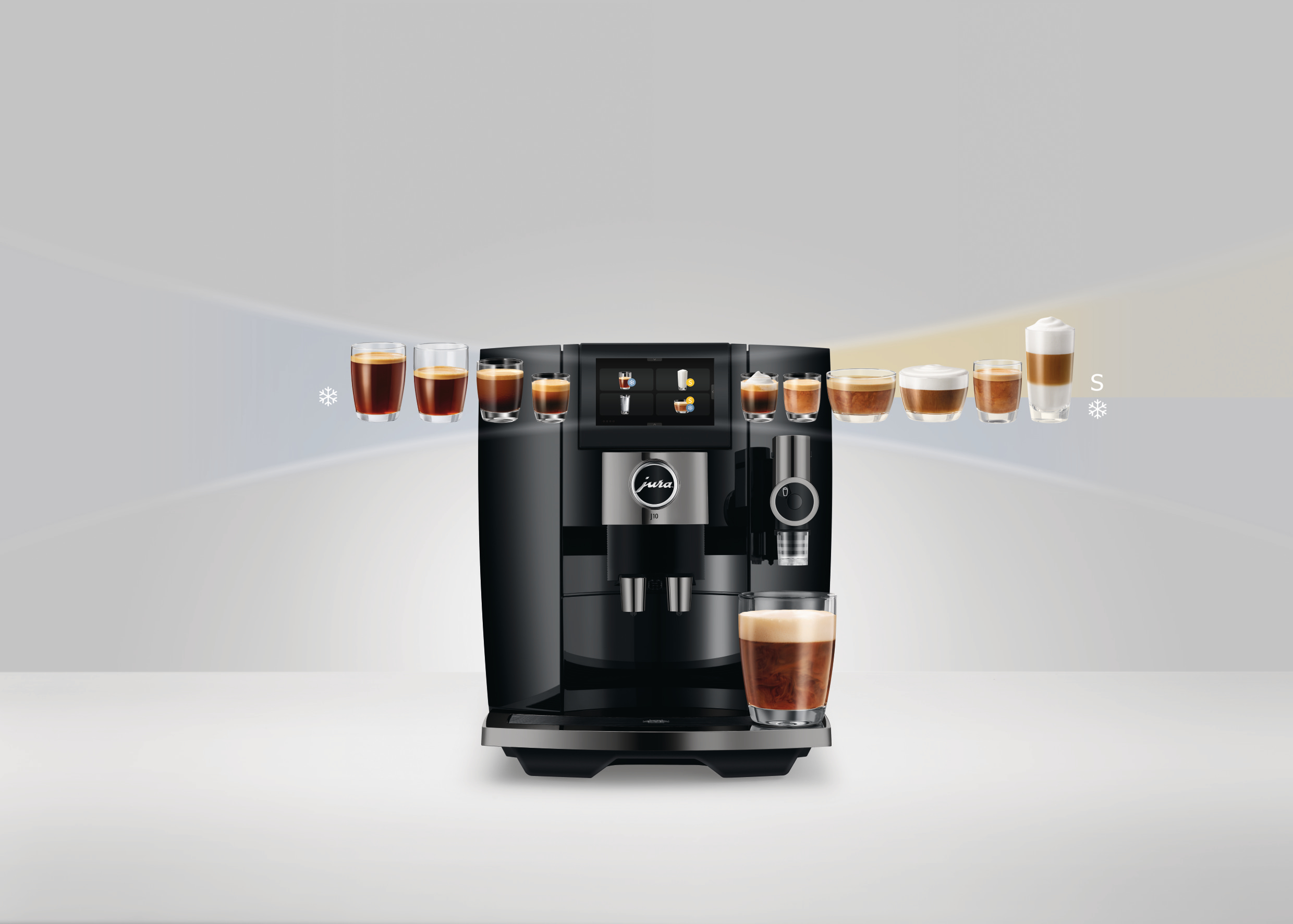 Eine schwarze JURA-Kaffeemaschine mit verschiedenen Kaffeegetränken. Gläser mit Kaffee sind um die Maschine angeordnet.