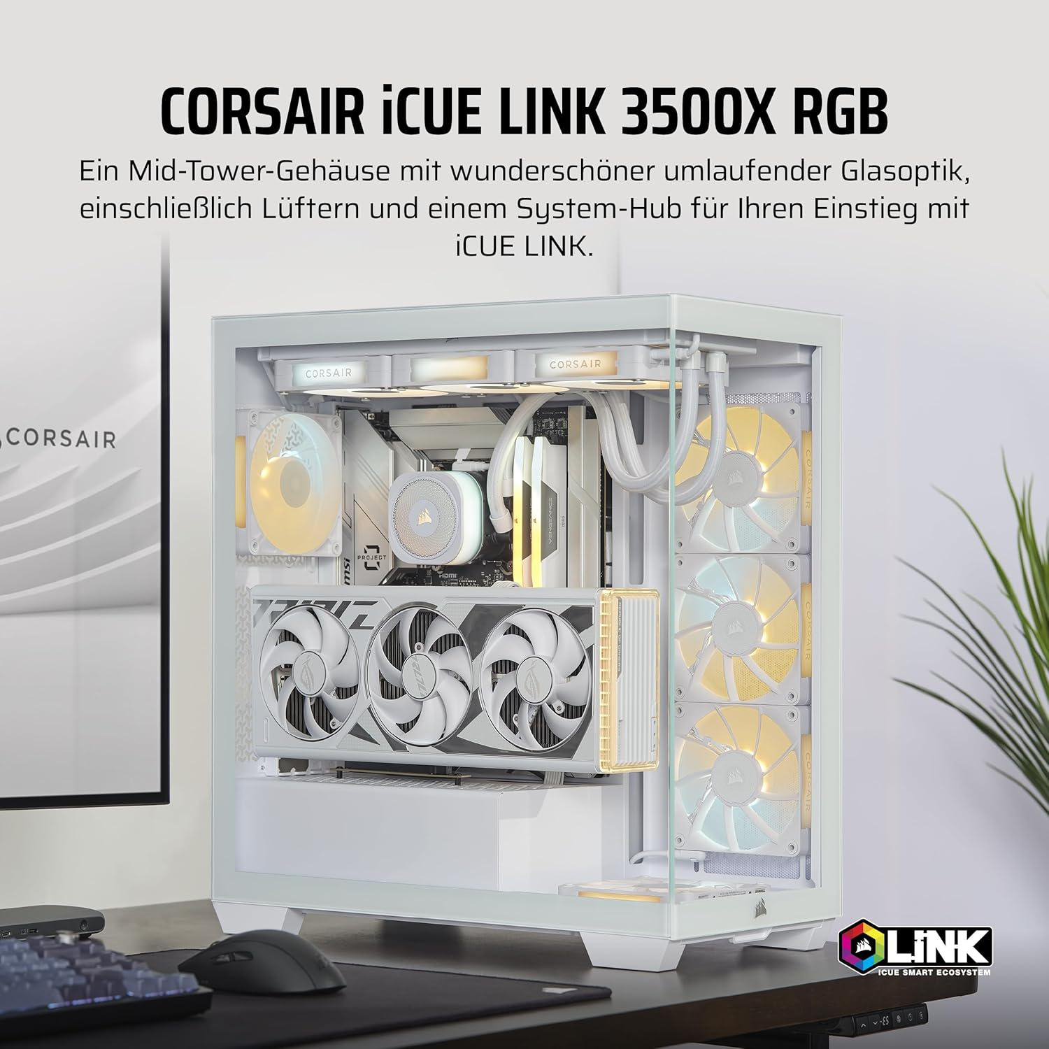 Ein weißes PC-Gehäuse mit Lüftern und RGB-Beleuchtung. Es steht auf einem Schreibtisch mit Tastatur und Maus. Das Corsair-Logo ist sichtbar.