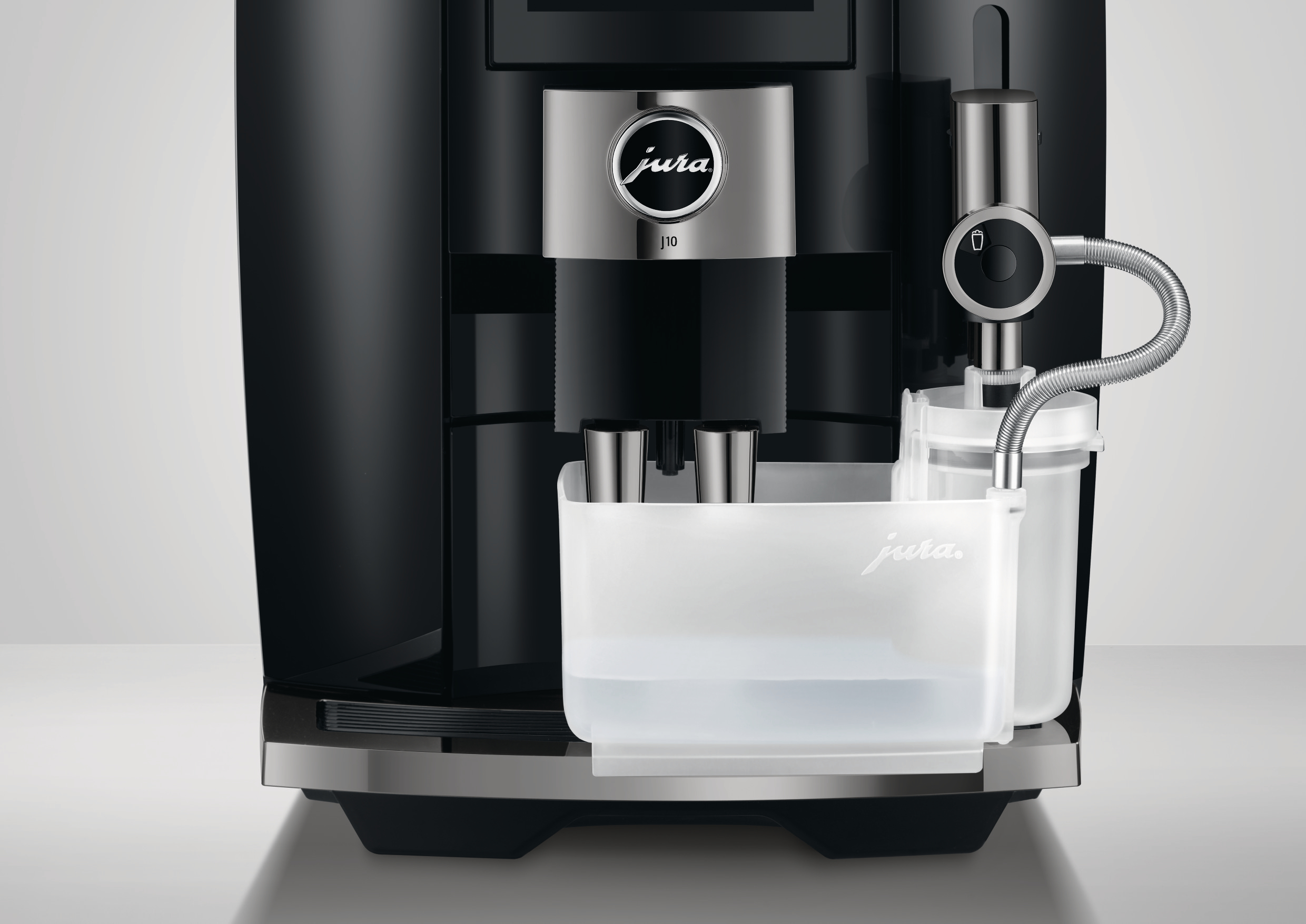 Schwarze Jura J10 Kaffeemaschine. Sie hat einen Wassertank, einen Milchaufschäumer und ein Logo. Der Hintergrund ist weiß.