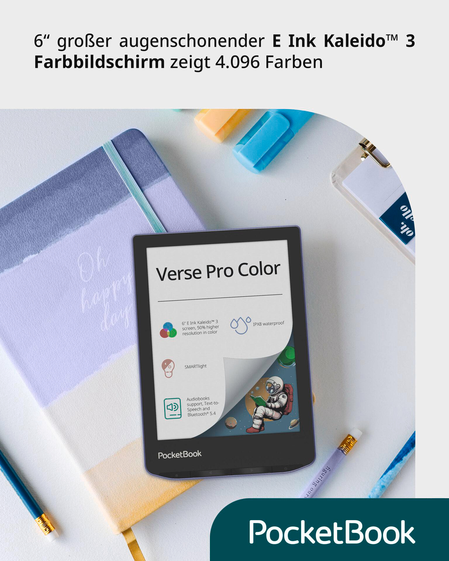 Ein E-Reader auf einer weißen Oberfläche. Ein Notizbuch, Bleistifte und blaue und gelbe Marker sind ebenfalls vorhanden. Der E-Reader zeigt Verse Pro Color.
