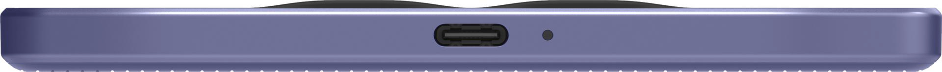 Nahaufnahme eines Geräts mit USB-C-Anschluss. Das Gerät ist lila, mit schwarzem Oberteil. Unten kleine Löcher.