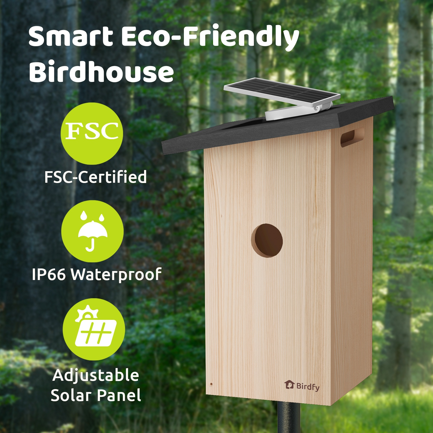 Houten vogelhuisje met zwart dak en zonnepaneel, tegen een vage bosachtergrond.
