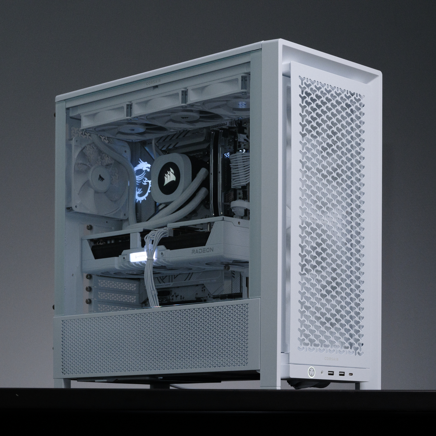 Weißes Computergehäuse mit sichtbaren internen Komponenten. Enthält CPU-Kühler, GPU und Lüfter. Das Gehäuse hat eine Frontplatte aus Mesh.