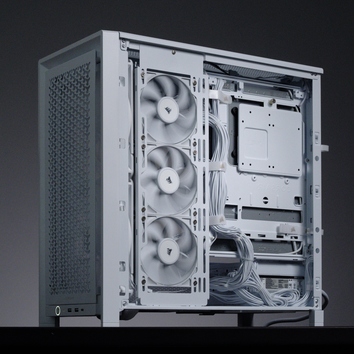 Innenraum eines weißen PC-Gehäuses mit Lüftern und Kabeln. Das Gehäuse ist offen und zeigt die Komponenten. Drei Lüfter sind sichtbar, zusammen mit der Verkabelung.