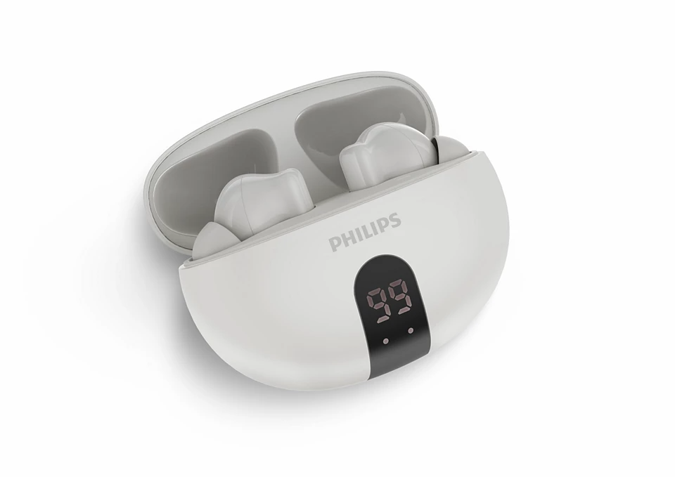 Fehér Philips fülhallgatók egy nyitott tokban. A tok 99%-os akkumulátort mutat. A márkanév látható.