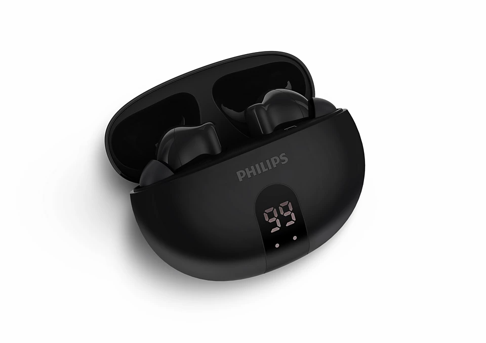 Fekete Philips fülhallgatók nyitott tokban, 99%-os akkumulátorral. A fülhallgatók feketék, a tok ovális, Philips logóval, fehér háttéren.