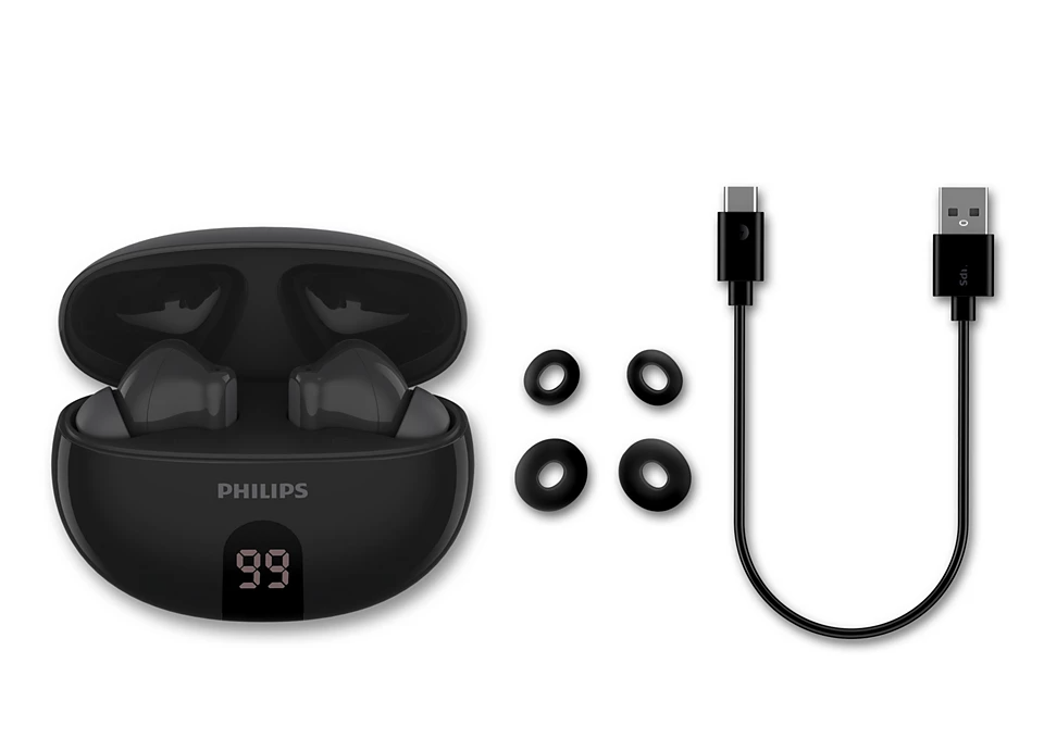 Fekete Philips fülhallgató, töltőtok, cserélhető füldugók és USB kábel fehér háttéren. A tok 99%-os töltöttséget mutat.