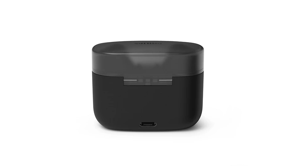 Egy fekete töltőtok a fülhallgatókhoz. Átlátszó teteje és USB-C portja van alul. A háttér fehér.