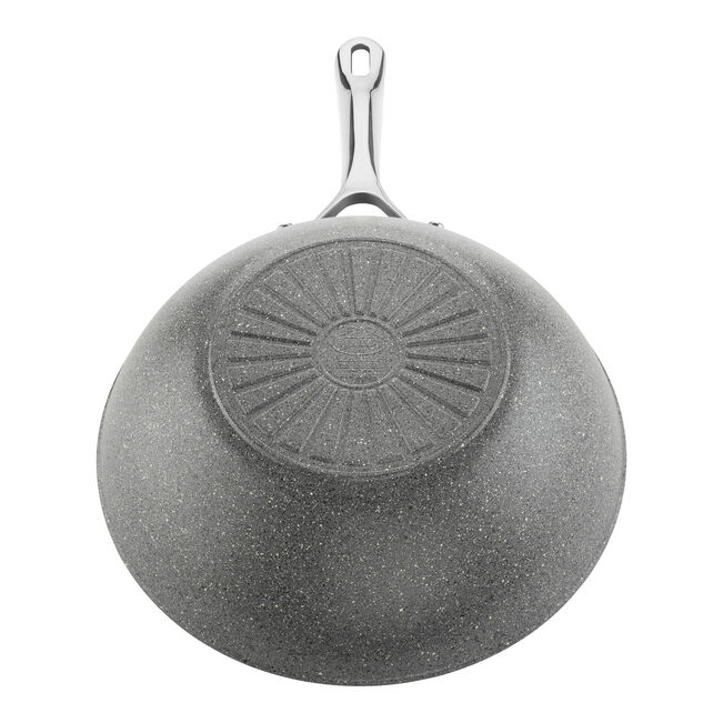 Eine graue Wok-Pfanne mit silbernem Griff. Der Boden hat ein strukturiertes Muster. Der Griff ist gebogen und an der Pfanne befestigt.