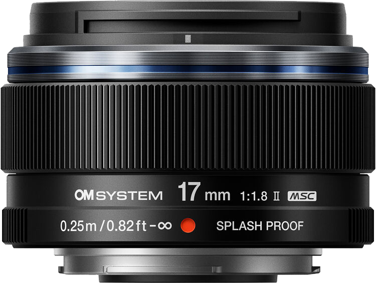 Fekete fényképezőgép objektív kék gyűrűvel. Szöveg: OM SYSTEM 17mm 1:1.8 II MSC, 0,25m/0,82ft-∞, SPLASH PROOF. Piros pont.