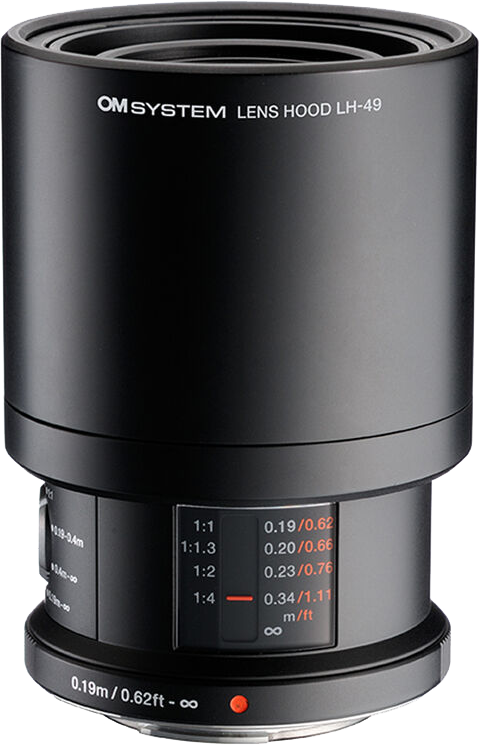 Fekete lencsevédő, 'OM SYSTEM LENS HOOD LH-49' felirattal. Távolságjelölések és egy piros pont található rajta.