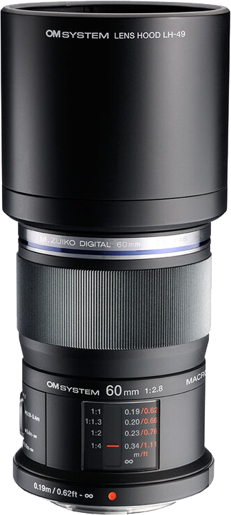 Egy fekete fényképezőgép objektív napellenzővel, OM SYSTEM felirattal. Ezüst gyűrűje van, rajta az M.ZUIKO DIGITAL 60mm felirattal.
