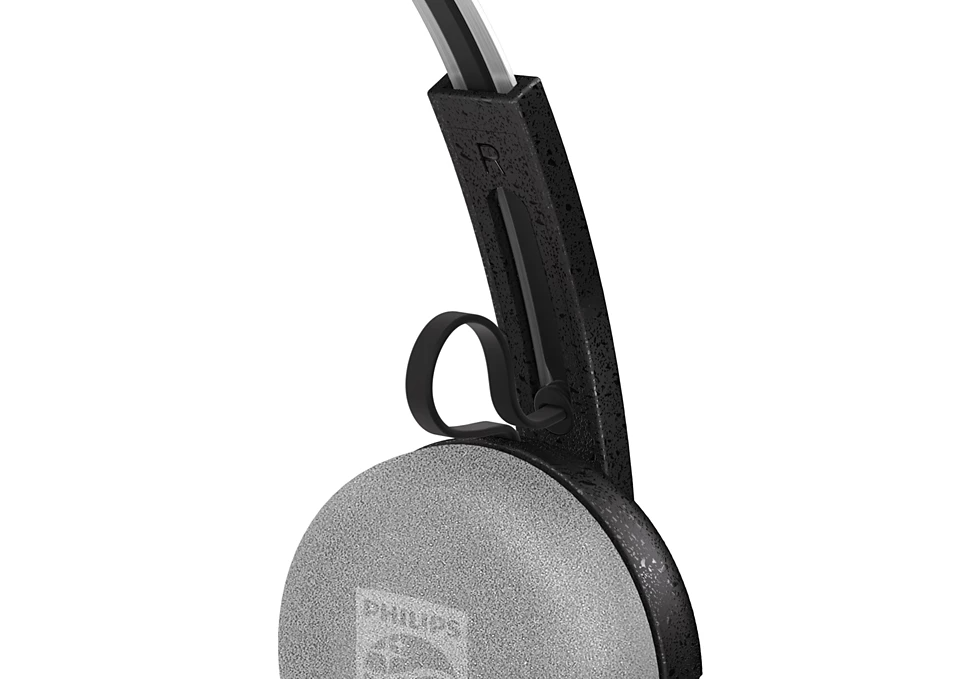 Egy fekete fejhallgató közelképe. Egy szürke, kerek hangszóró látható, a 'PHILIPS' márkajelzéssel. A háttér fehér.
