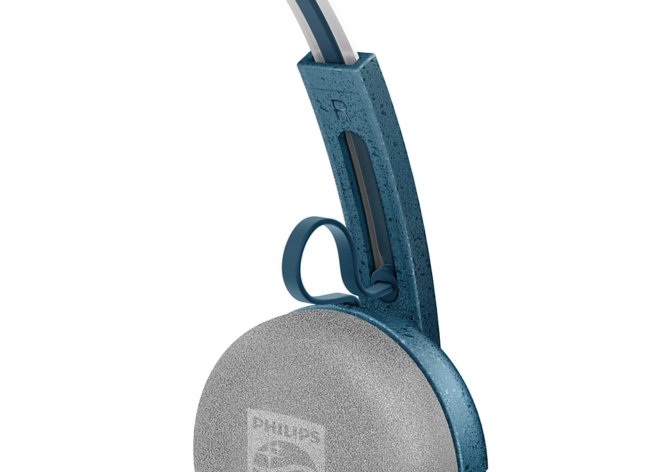 Közeli kép egy kék fejhallgatóról. A fülkagyló szürke, látható a Philips logó. A fejpánt is kék.