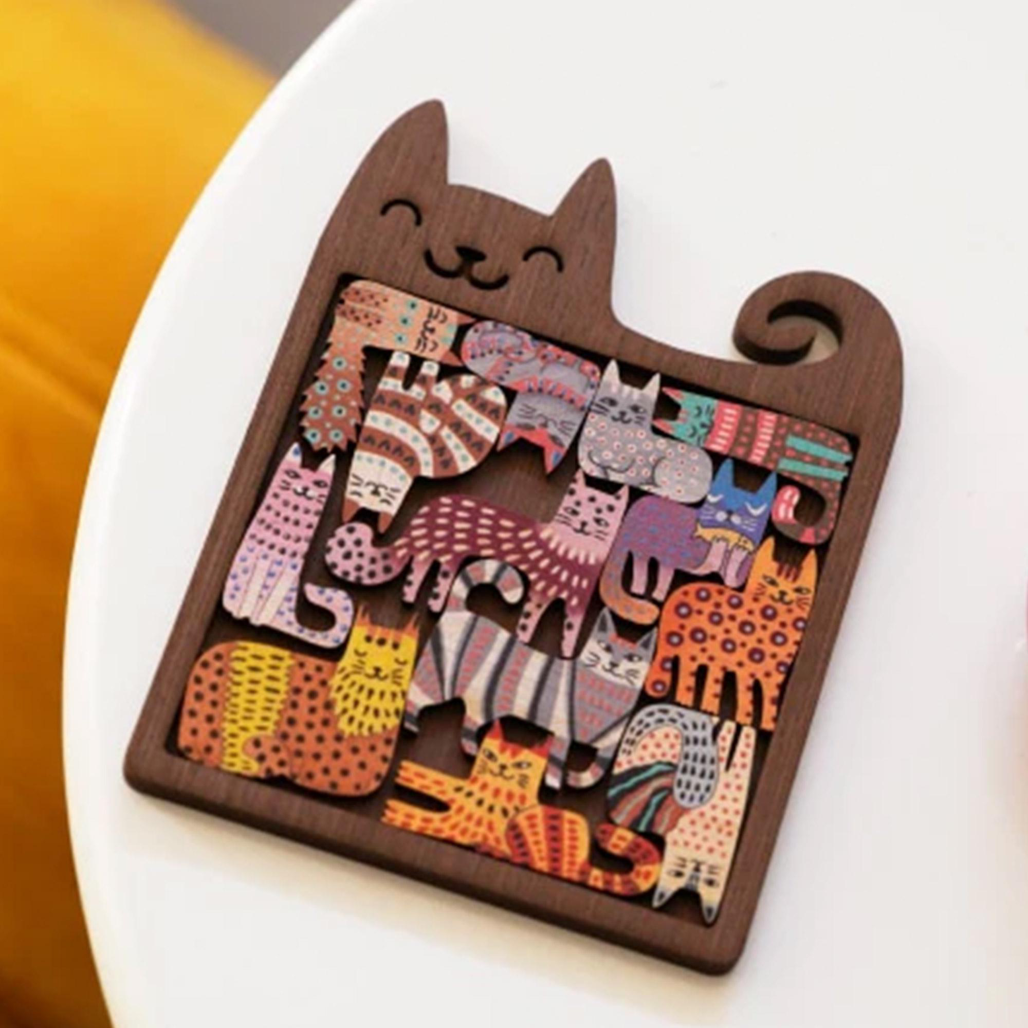 Ein Holz-Katzenpuzzle mit bunten Katzenteilen. Das Puzzle befindet sich auf einer weißen Oberfläche.