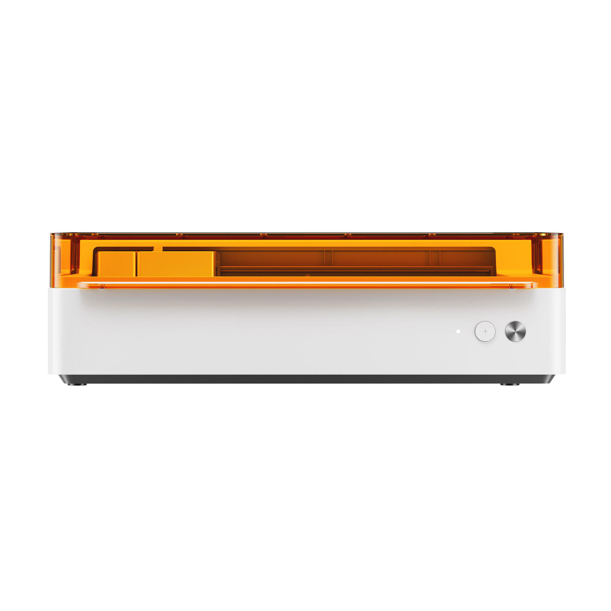 Eine weiße und orangefarbene Laserschneidemaschine auf weißem Hintergrund. Es hat eine weiße Basis und einen orangefarbenen Deckel.