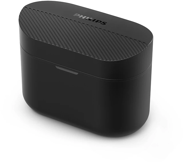 Egy fekete Philips fülhallgatótok. A fedél texturált bordákkal és a Philips logóval rendelkezik. A tok fehér felületen van.