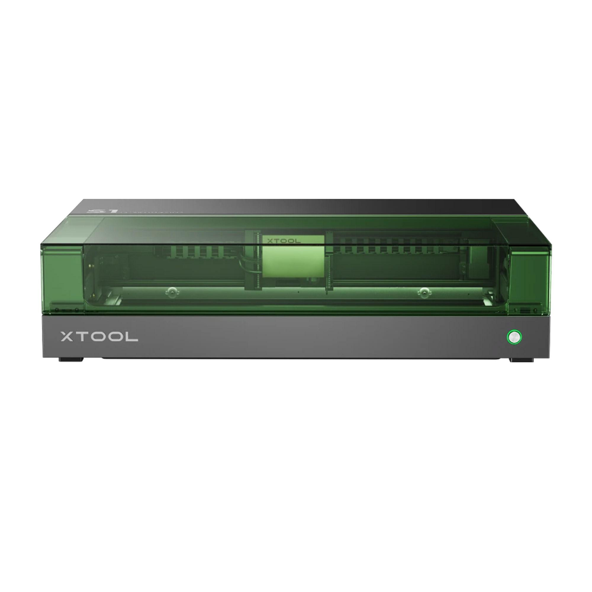 XTOOL Lasergravierer. Graues Gehäuse, grüne transparente Abdeckung. XTOOL-Logo vorne.