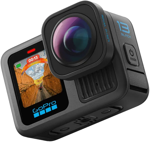 Fekete GoPro kamera, képernyőjén tájkép siklóernyővel. A kamera '13 Black' felirattal.